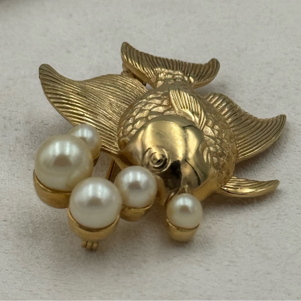 Vintage Gold Tone Angel Fish Brooch‎ Pin w Faux Pearls Nautical Figural - Picture 4 of 9
